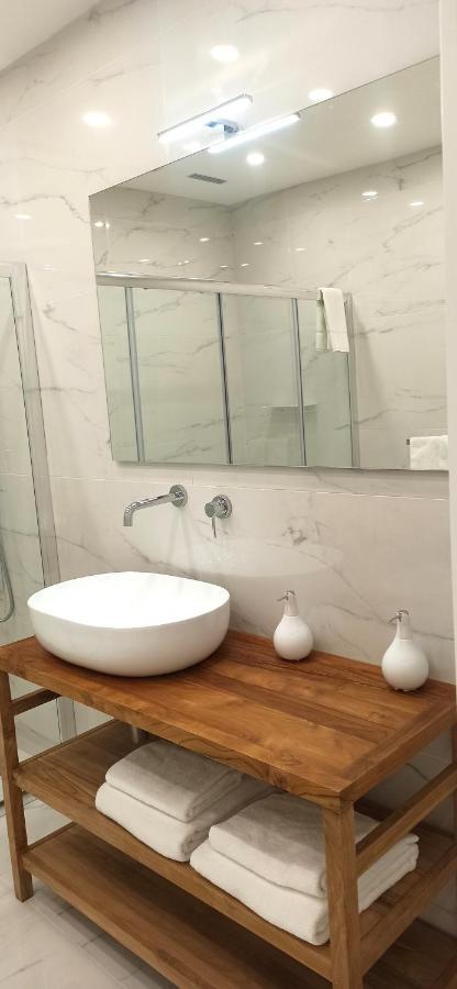 Elegant Basement Suite Orosei Luaran gambar